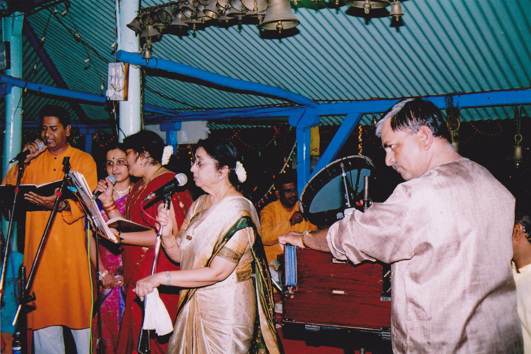 Shekhar with Usha Mangeshkar